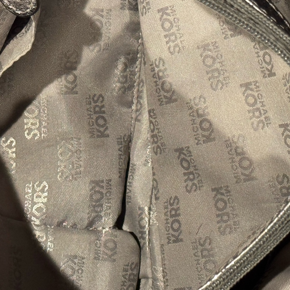 Vintage Michael Kors Fulton metallic silver bag in excellent used condition. - Picture 3 of 8